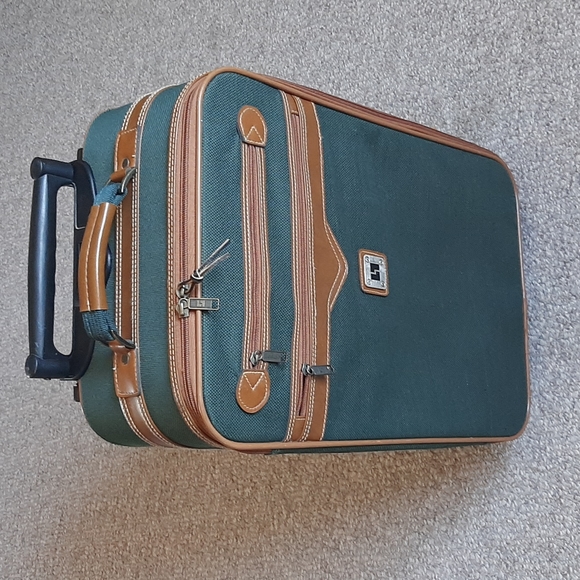 Leisure Luggage Leather Trim Carrion Luggage Bag.